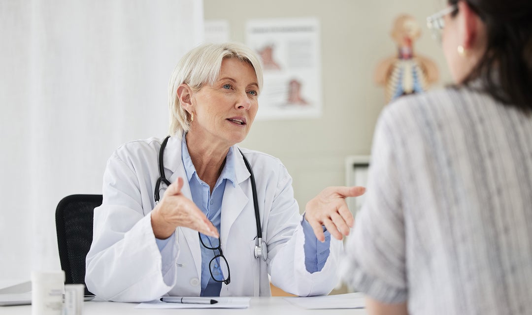 Beratungsgespräch zwischen Ärztin und Patientin in einer medizinischen Einrichtung.