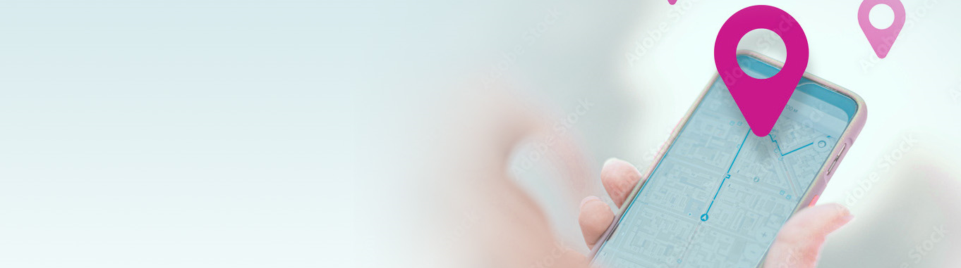 Smartphone mit Navigations-App in der Hand, digitale Kartenansicht mit Standort-Pin und Routenführung auf dem Display