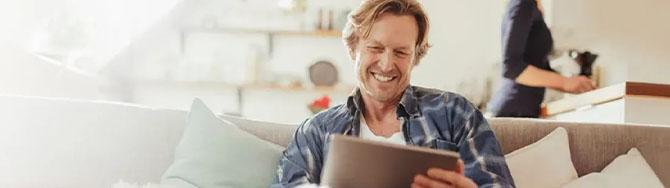 Mann_schaut_auf_Tablet