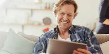 Mann_schaut_auf_Tablet