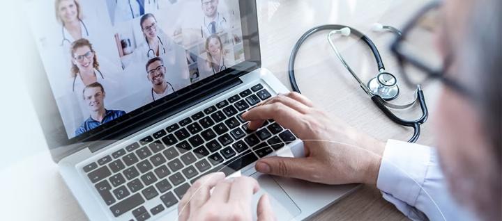Teilnehmer am Laptop bei Online Veranstaltung